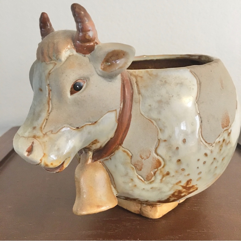 Ceramic Cow shaped milk/cream dispenser.